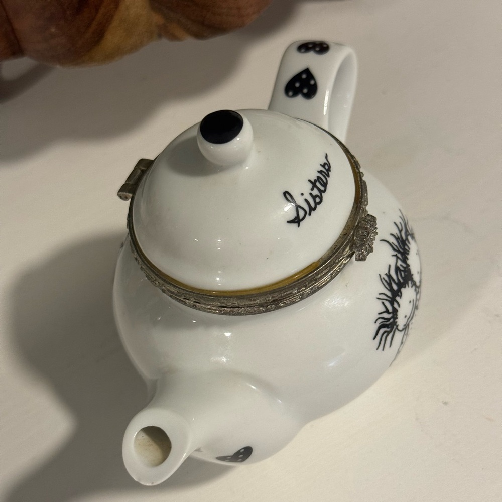 Children of the Inner Light Ceramic White ‘Sisters’ Teapot with Hinged Lid - Picture 6 of 6